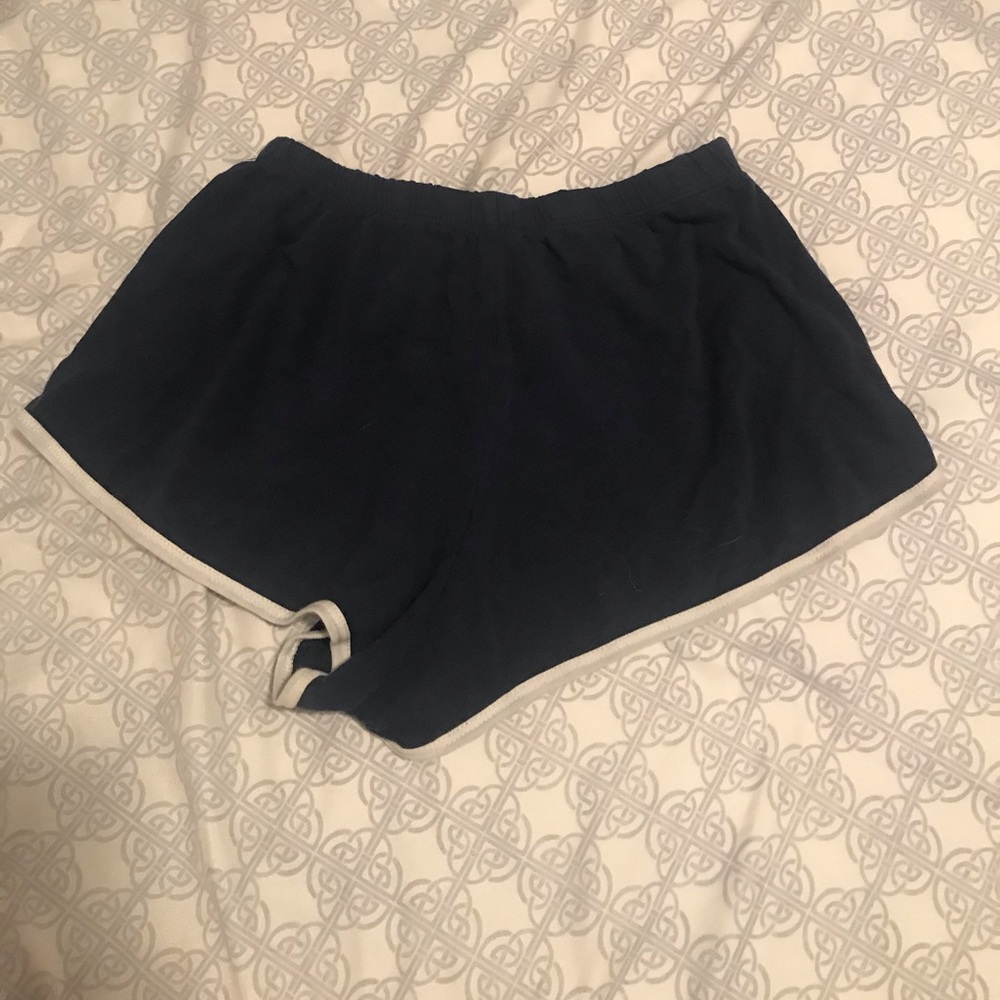 Short shorts - Picture 2 of 3